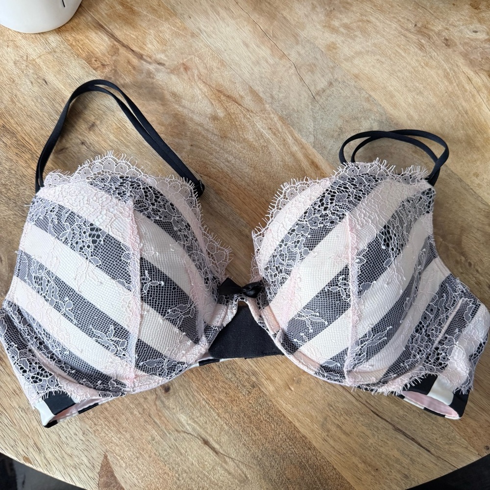 Victoria’s Secret sexy push up bra